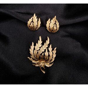 Vintage TRIFARI Signed 1960s Gold-Tone Leaf Brooch & Clip-On Earrings Set